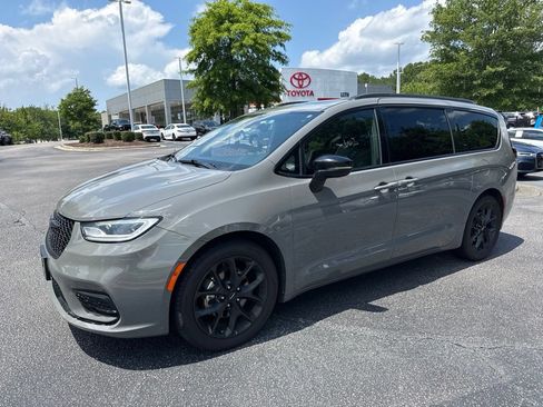 Used 2025 Chrysler Pacifica Limited FWD image 2