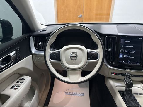 Used 2019 Volvo XC60 T5 Momentum w/ Premium Package AWD/4WD image 8