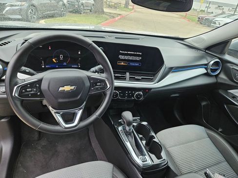 Used 2025 Chevrolet Trax LT w/ LT Convenience Package FWD image 16