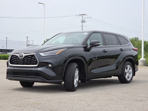 Used 2022 Toyota Highlander LE AWD/4WD image 12