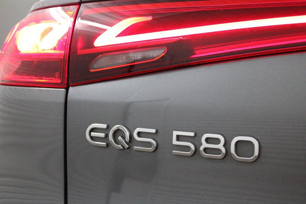 Used 2023 Mercedes-Benz EQS 580 4MATIC SUV w/ Exclusive Trim Package image 33