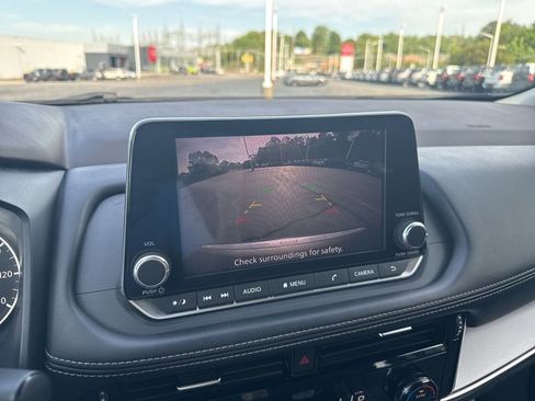 Used 2023 Nissan Rogue SV image 21