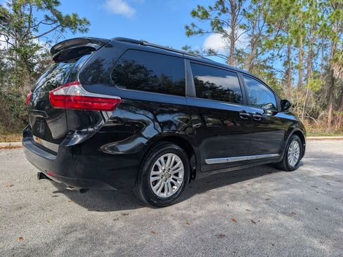 Used 2017 Toyota Sienna XLE image 7