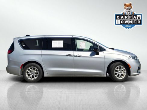 Used 2024 Chrysler Pacifica Touring-L FWD image 3