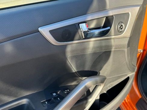 Used 2016 Hyundai Veloster Base image 13