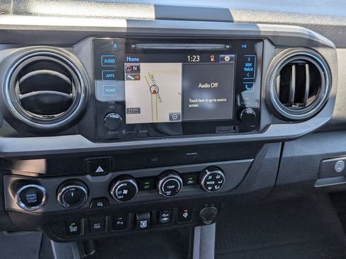 Used 2019 Toyota Tacoma TRD Off-Road w/ Technology Package AWD/4WD image 17