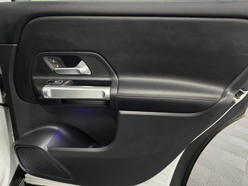 Used 2025 Mercedes-Benz GLB 250 4MATIC image 23