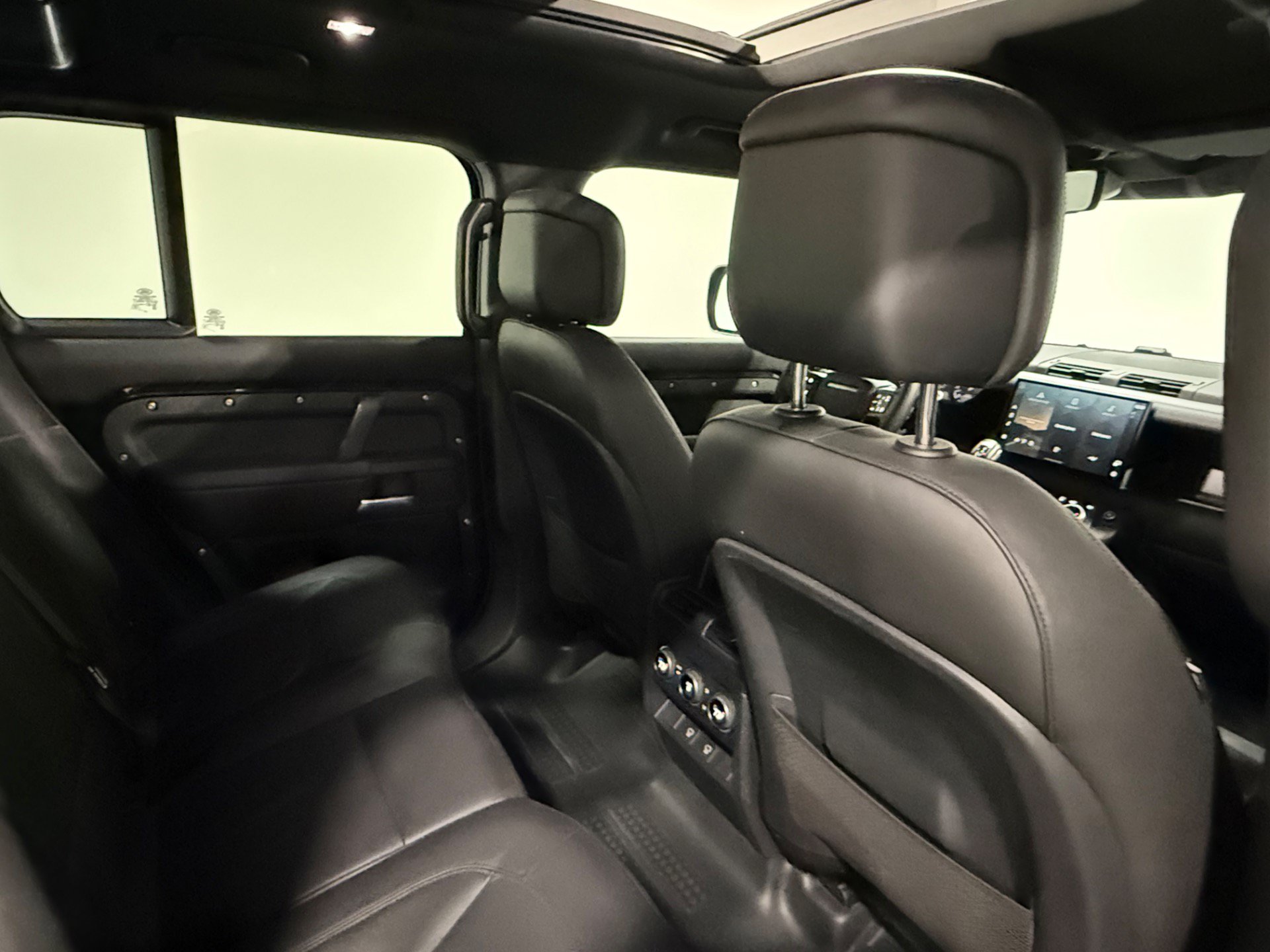 Used 2025 Land Rover Defender 110 X-Dynamic SE AWD/4WD image 59