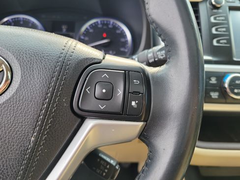 Used 2016 Toyota Highlander XLE AWD/4WD image 23