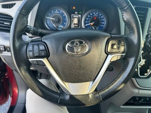 Used 2020 Toyota Sienna XLE w/ Carpet Mat Package FWD image 5