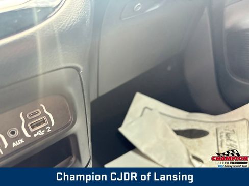 Used 2025 Chrysler Pacifica Select FWD image 35