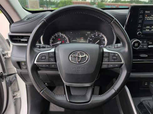 Used 2022 Toyota Highlander XLE AWD/4WD image 14