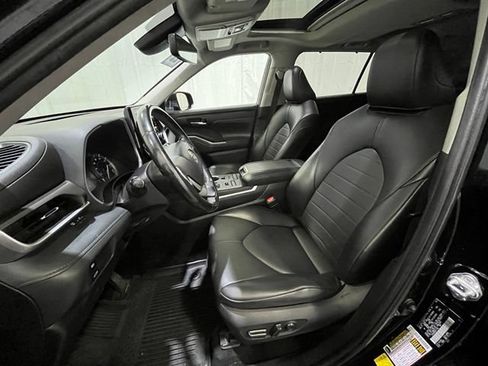 Used 2022 Toyota Highlander XLE AWD/4WD image 9