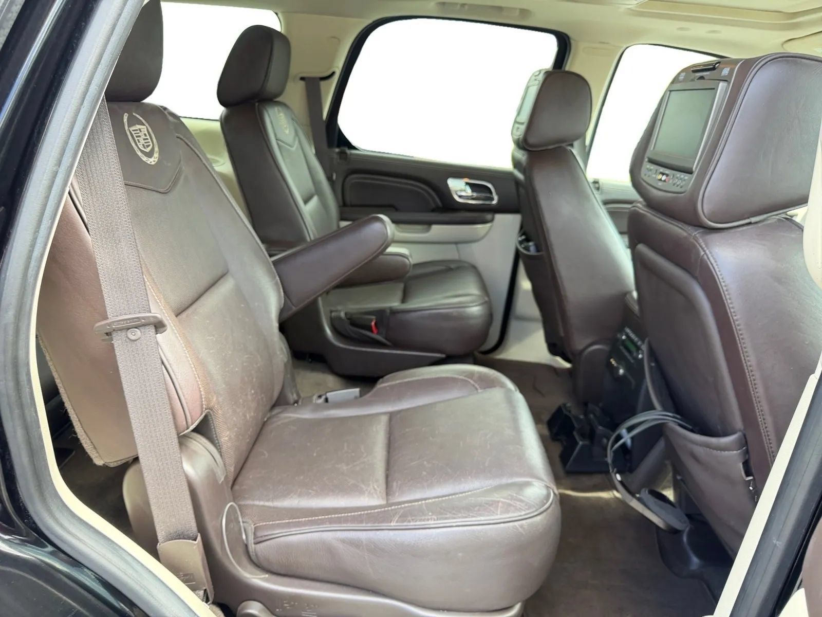 Used 2011 Cadillac Escalade Platinum AWD/4WD image 18