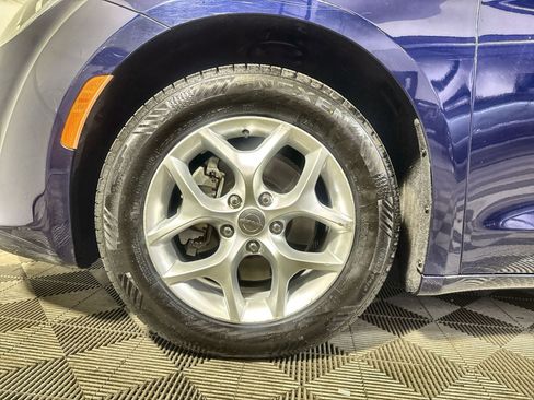 Used 2018 Chrysler Pacifica Touring Plus w/ Tire & Wheel Group image 12