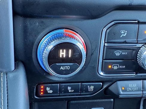 Used 2024 GMC Yukon SLT w/ SLT Luxury Package image 15