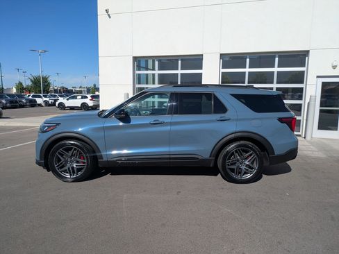 Used 2025 Ford Explorer ST AWD/4WD image 9