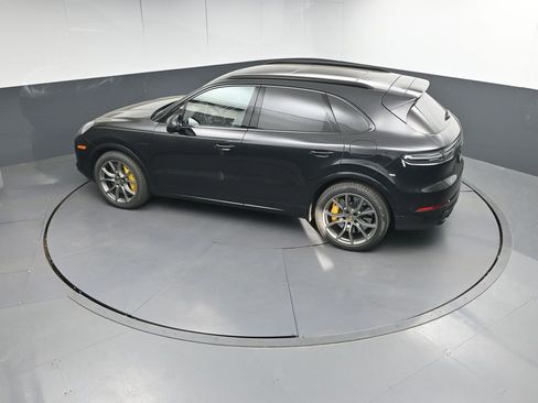 Certified 2022 Porsche Cayenne Turbo S AWD/4WD image 35