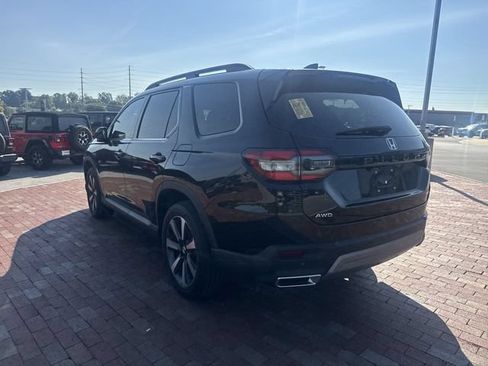 Used 2025 Honda Pilot Touring image 7