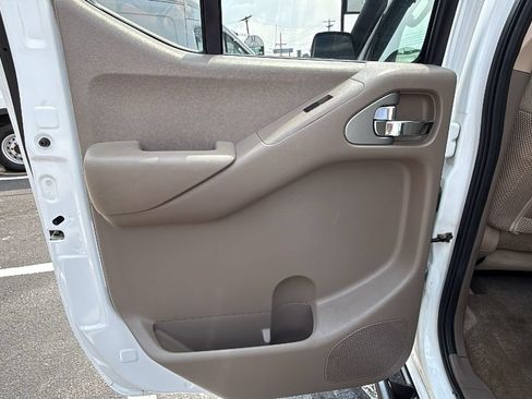 Used 2012 Nissan Frontier SV w/ SV Premium Utility Pkg AWD/4WD image 11