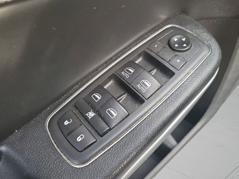 Used 2019 Chrysler 300 Touring w/ Sport Appearance Package image 17