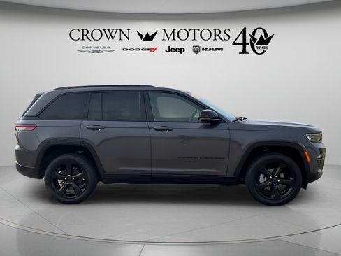 Used 2025 Jeep Grand Cherokee Limited w/ Luxury Tech Group II AWD/4WD image 4