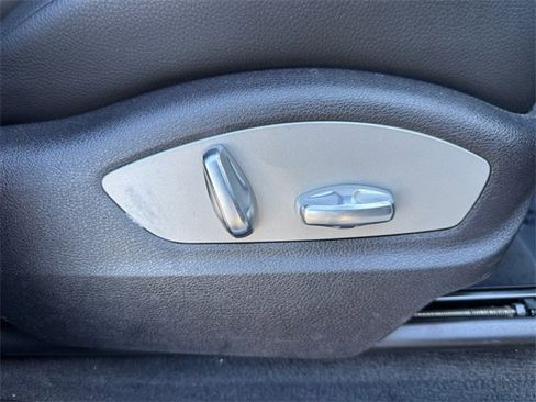 Used 2021 Porsche Macan image 25