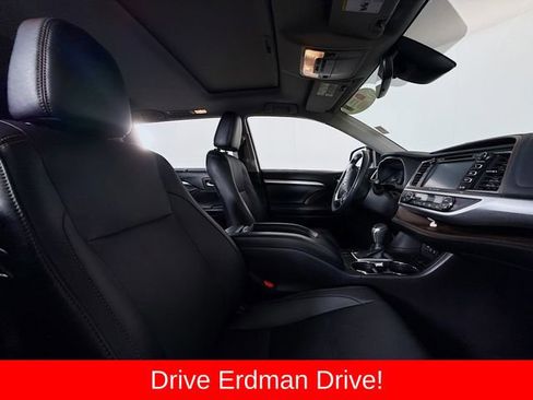 Certified 2018 Toyota Highlander XLE w/ Carpet Mat Package (TMS) AWD/4WD image 25