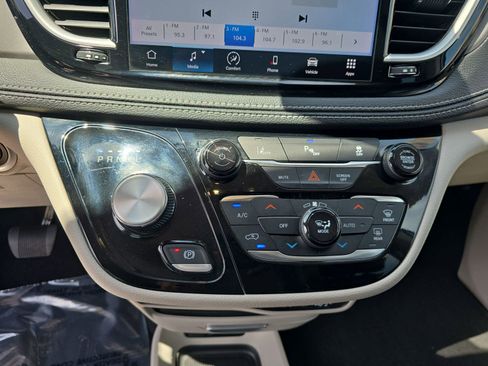 Used 2023 Chrysler Pacifica Touring-L FWD image 23
