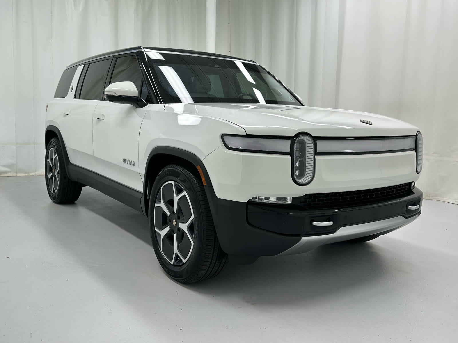 Used 2023 Rivian R1S Adventure Dual AWD/4WD image 1