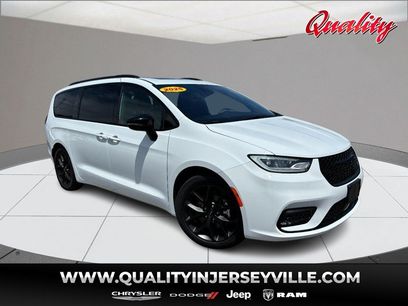 Used 2025 Chrysler Pacifica Limited