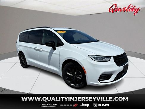 Used 2025 Chrysler Pacifica Limited FWD image 1