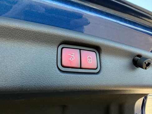 Used 2023 Mercedes-Benz C 300 Sedan w/ Exclusive Trim Package image 7