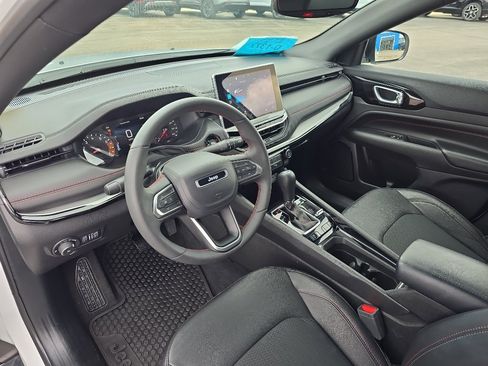 Used 2025 Jeep Compass Trailhawk AWD/4WD image 10