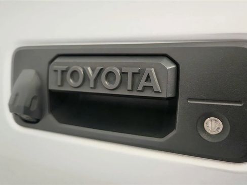 Used 2018 Toyota Tacoma SR w/ SR Convenience Package image 16