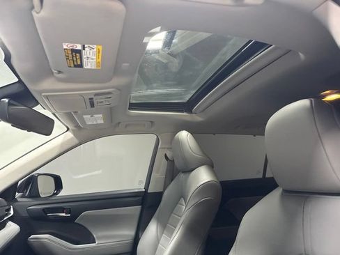 Used 2022 Toyota Highlander XLE AWD/4WD image 28
