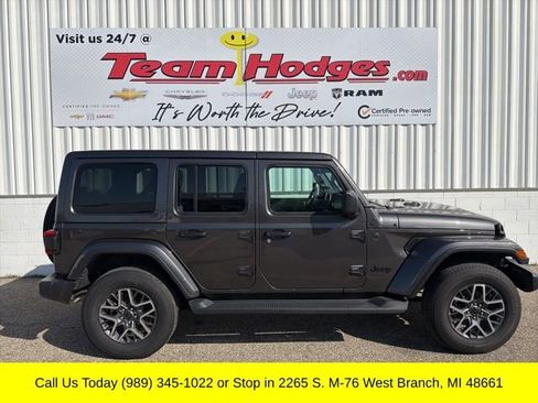 Used 2025 Jeep Wrangler Unlimited Sahara AWD/4WD image 46