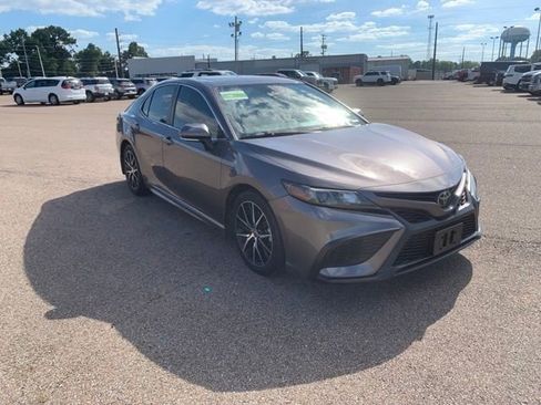 Used 2022 Toyota Camry SE w/ Cold Weather Package FWD image 1