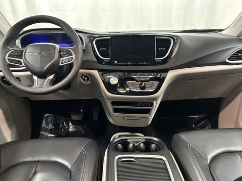 Used 2023 Chrysler Pacifica Touring-L image 16