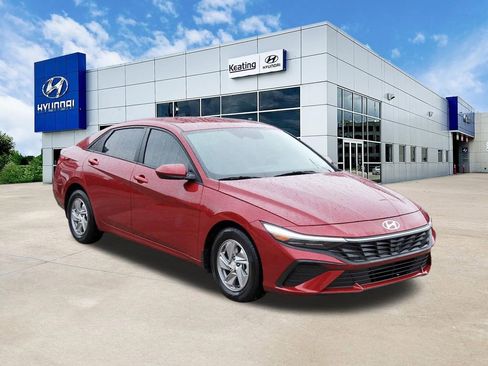 Certified 2025 Hyundai Elantra SE FWD image 3