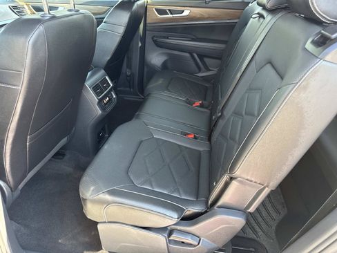 Used 2025 Volkswagen Atlas SE AWD/4WD image 16