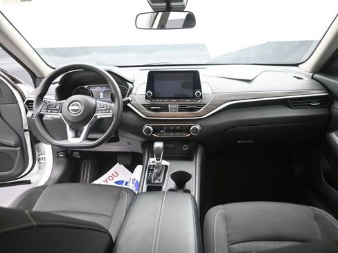 Used 2025 Nissan Altima 2.5 SV FWD image 14