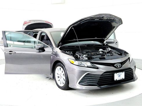 Used 2023 Toyota Camry LE AWD/4WD image 9