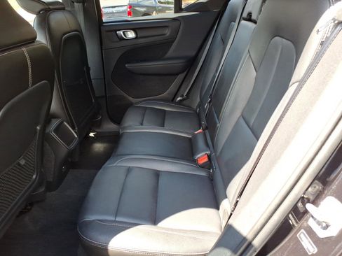 Used 2019 Volvo XC40 T4 Momentum FWD image 10