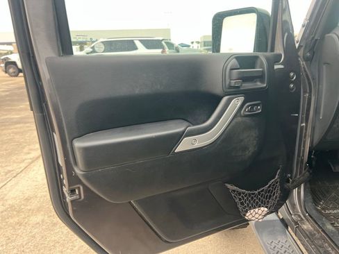 Used 2016 Jeep Wrangler Unlimited Sahara w/ Connectivity Group image 10