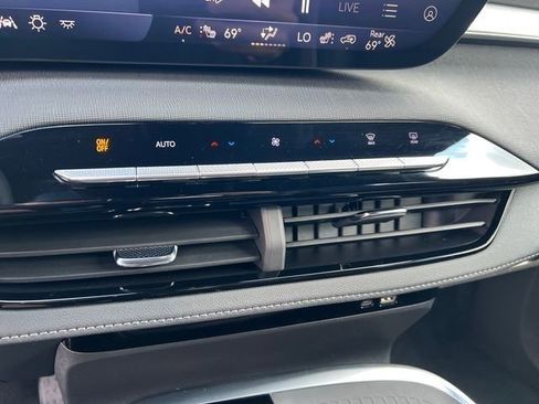 Certified 2025 Buick Enclave Preferred FWD image 34
