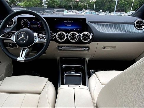Used 2025 Mercedes-Benz GLA 250 4MATIC image 18