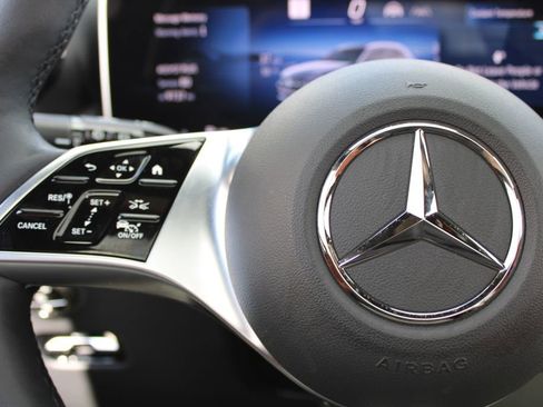 Used 2025 Mercedes-Benz GLC 300 4MATIC image 13