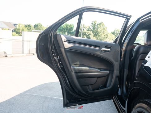 Used 2018 Chrysler 300 S w/ 300S Premium Group RWD image 42