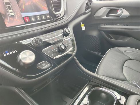 New 2026 Chrysler Pacifica Limited w/ Uconnect Theater Family Group image 26